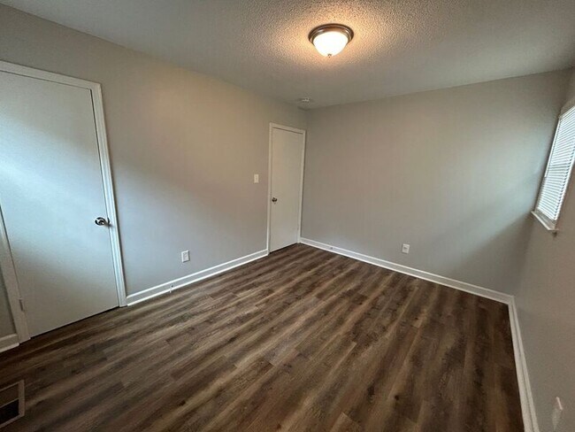 Foto del edificio - 1001 Wooddale Ct