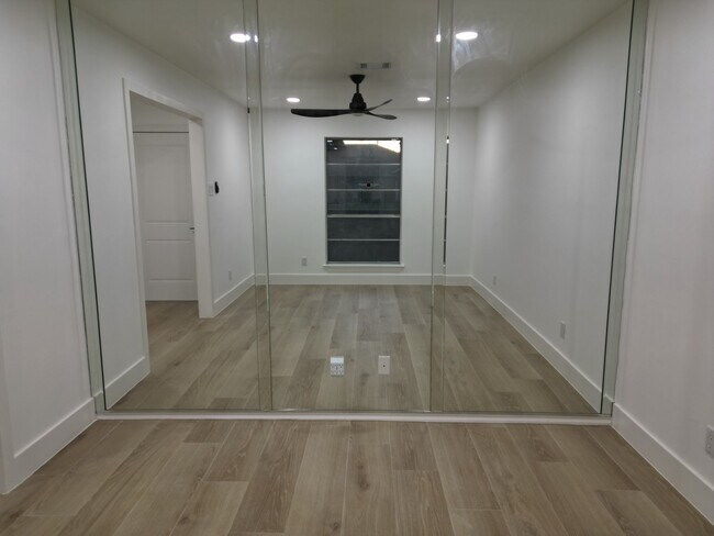 Foto del edificio - 2225 W Clare St