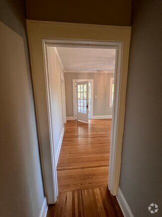 Building Photo - 124 N Laurel Ave