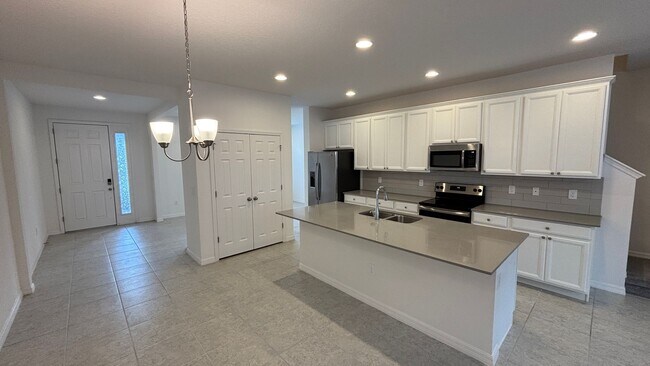 Building Photo - Beautiful 3BR/2.5BA Townhome in Ravenna Wi...