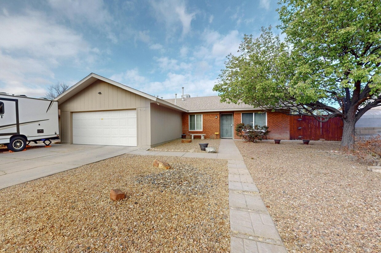 Foto principal - 5215 Carruthers St NE
