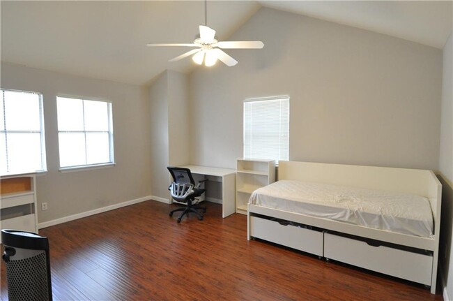 Building Photo - 2206 Nueces St