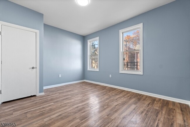 Building Photo - 302 Clinton Pl