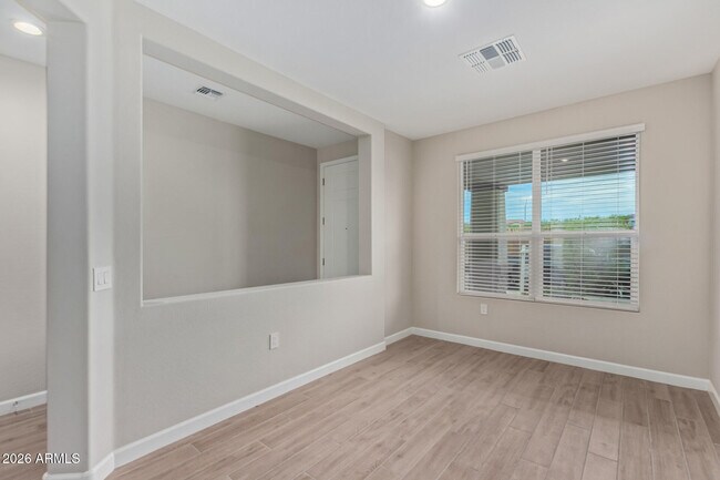Foto del edificio - 2035 E Northwood Dr