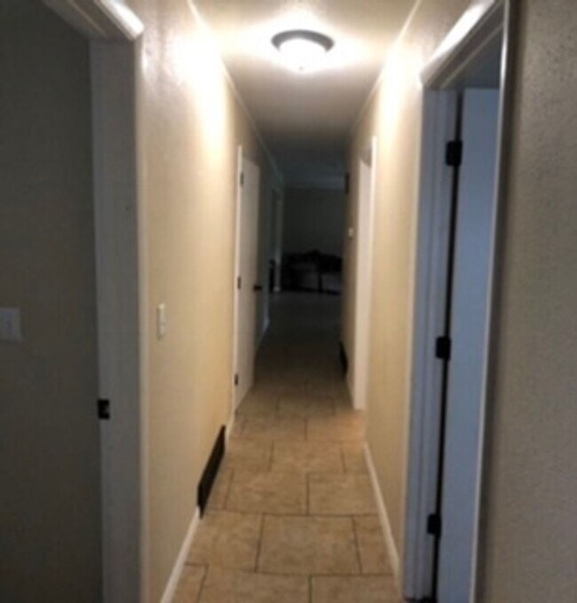 Foto del edificio - Nice large remodeled 3 bed 2 bath