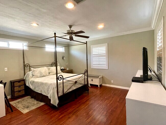 Large Master Bedroom - 75 Jordan Ave