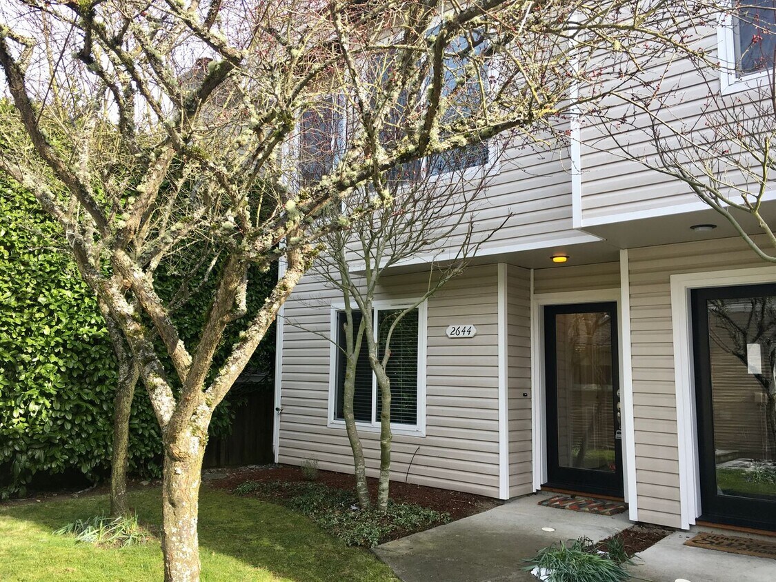 Foto principal - West Seattle Fantastic 3bd 1.5 bath Townho...