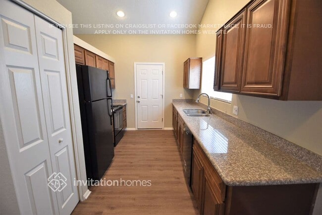 Building Photo - 652 E Calle Del Norte