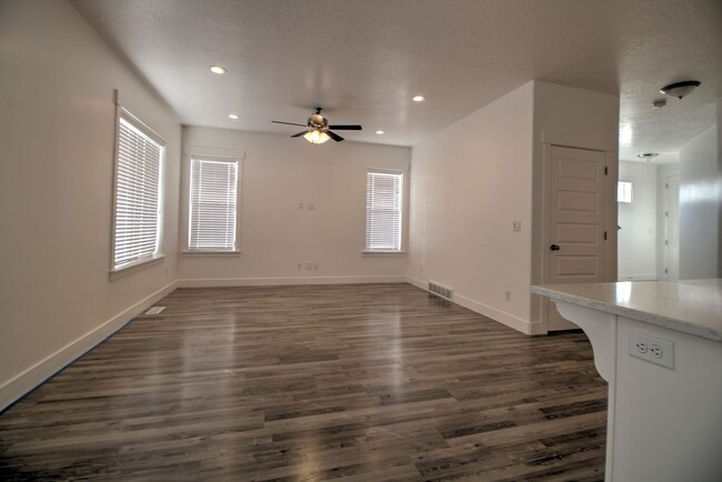 Foto del edificio - Pet Friendly Spacious Lehi Townhome