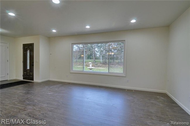 Foto del edificio - 3225 W Long Lake Rd