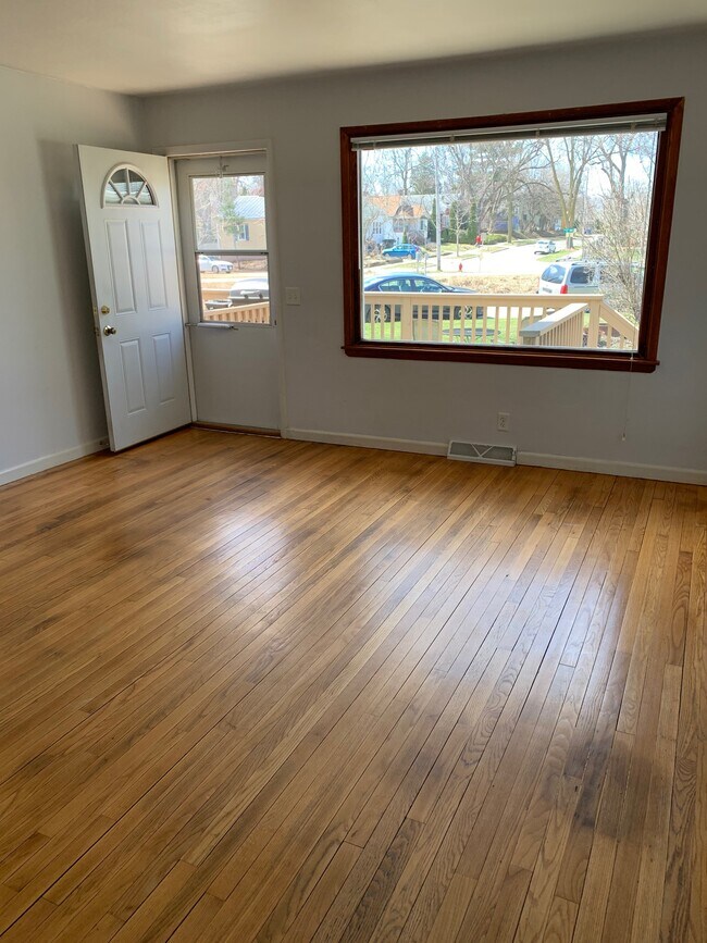Living Room - 3003 Worthington Ave