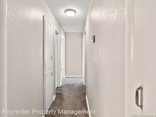 Building Photo - 3 br, 1 bath House - 243 E 43rd St N
