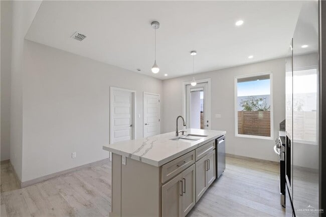 Building Photo - 1216 N Lincoln Ave