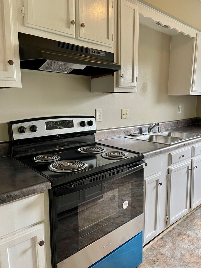 Building Photo - 3 Bedroom Duplex in Tates Creek!