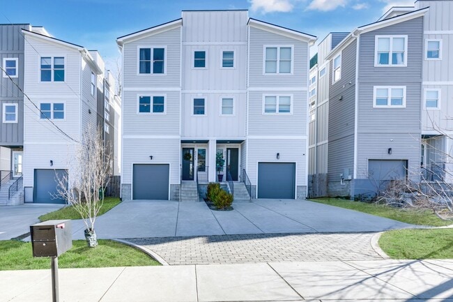 Building Photo - Beautiful 3 Bedroom City Heights Home With...