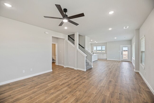 Foto del edificio - AVAILABLE NOW! 3 BEDROOM TRIPLEX  LOCATED ON 1-ACRE LOT IN MIDLOTHIAN, TX!