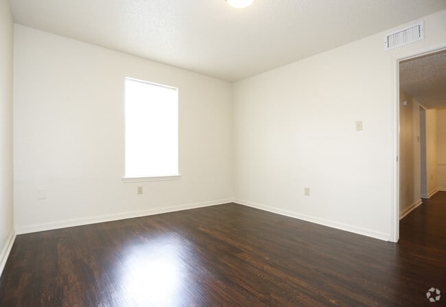 2BR/2BA -1116SF - Broadmoor Plantation Apartments