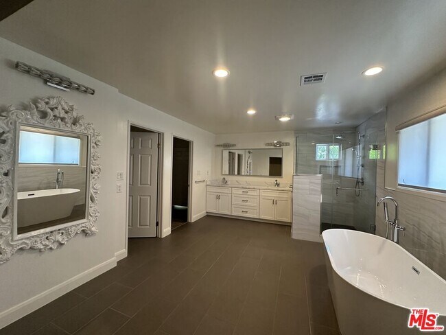 Building Photo - 925 Vista Del Valle Rd