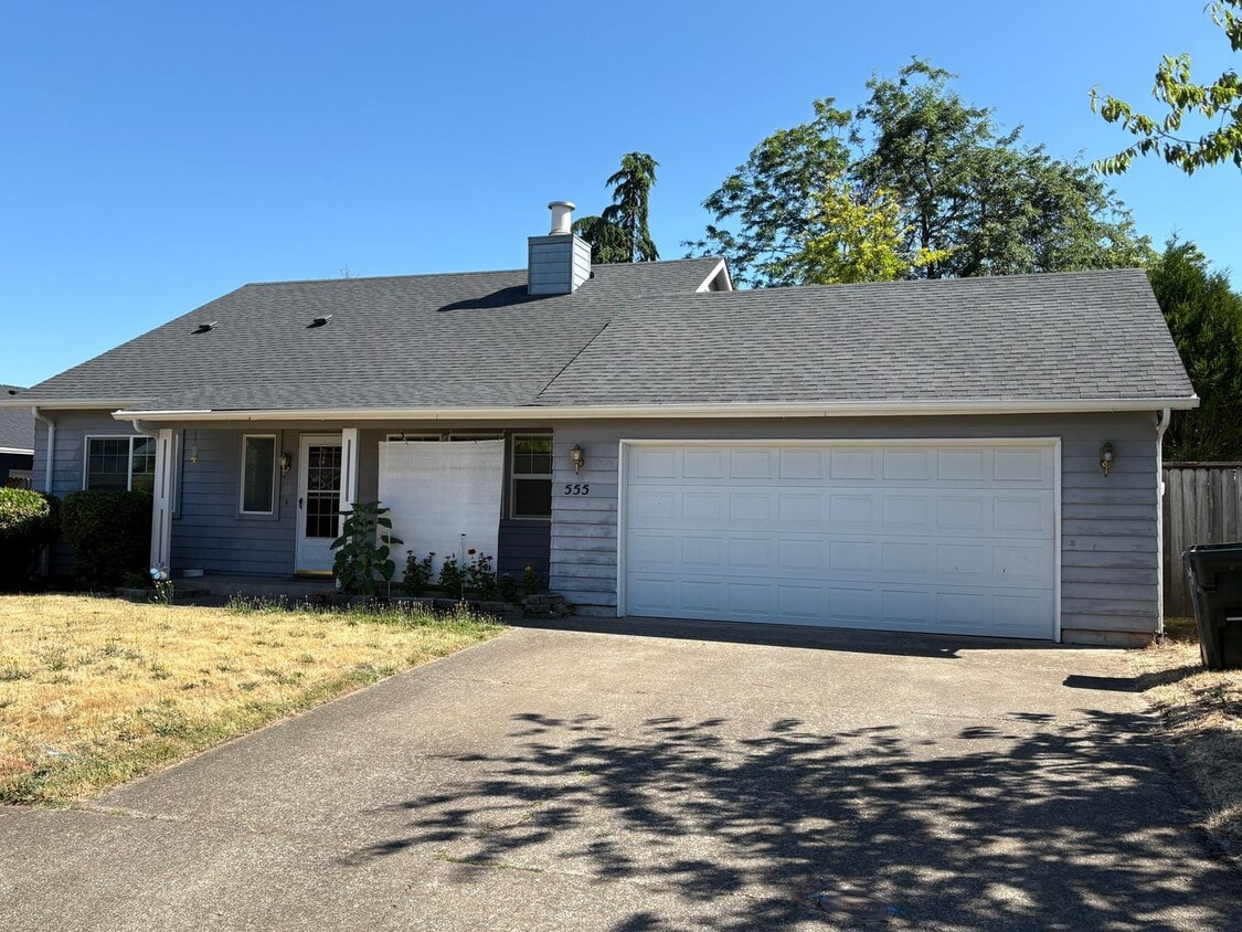 Foto principal - Wonderful home with bonus spaces