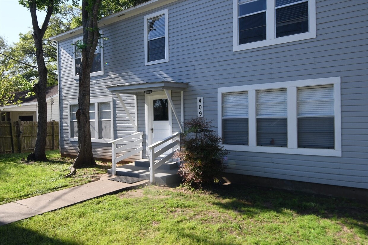 Primary Photo - 409 E Austin St