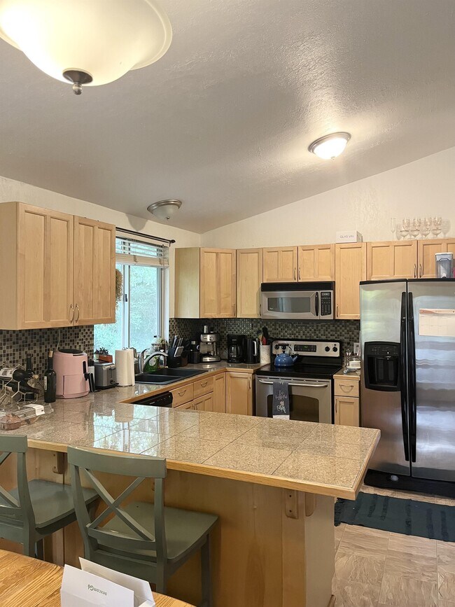 Foto del edificio - 211 Redwood Cir