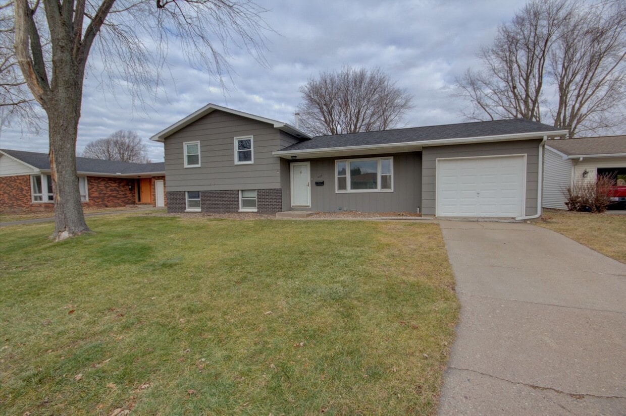 Primary Photo - 5 bedroom home