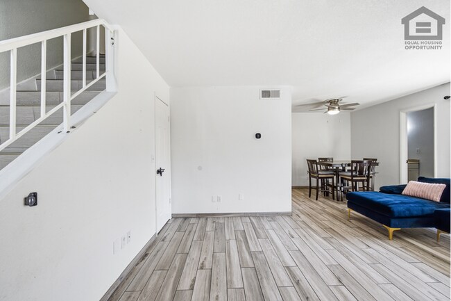 Foto del edificio - 2Bed/1.5Bath Townhouse at Olive Ave/63rd Ave! Ready for Immediate Move-In!
