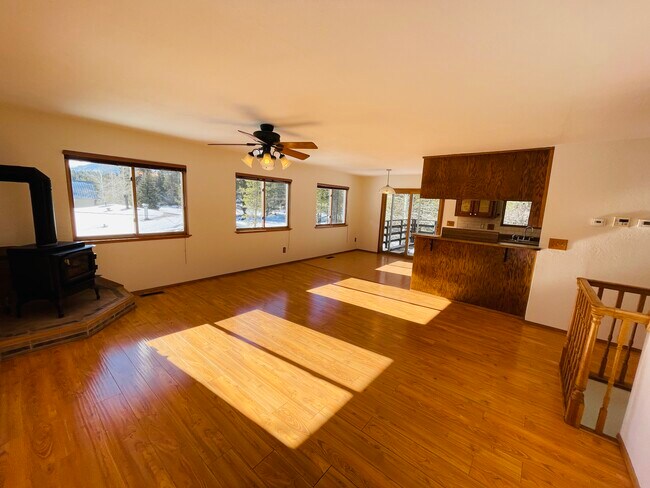 Building Photo - 1086 Clear View Dr