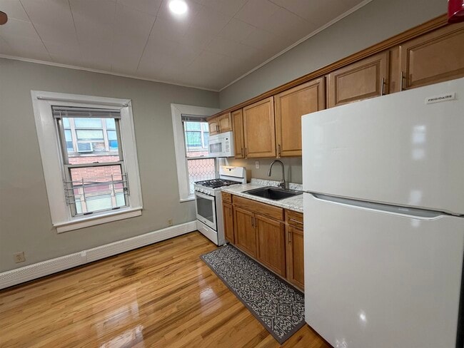 Building Photo - 212 Plainfield Ave