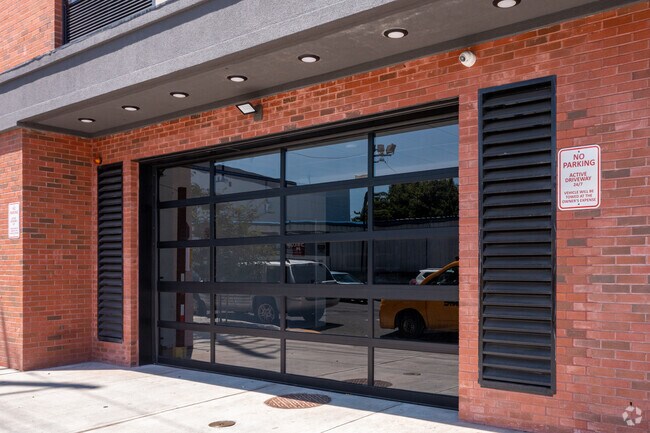 Entrada al garaje de estacionamiento - Helix Luxury Apartments