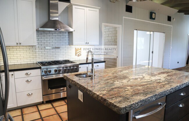 Building Photo - 4 bedroom 2 bath with washer and dryer/ la...