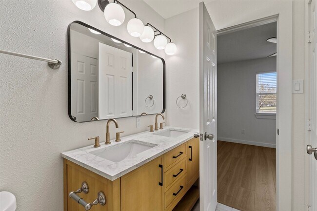 Foto del edificio - 908 Isbell Rd