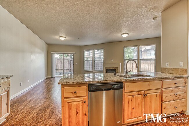 Foto del edificio - Contemporary 3 Bed 2.5 Bath Style Home in ...