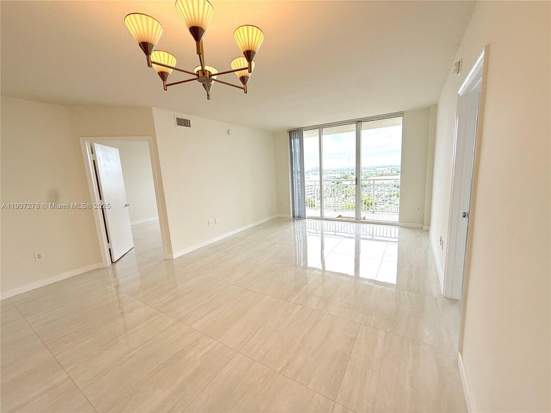 Foto principal - 19501 W Country Club Dr