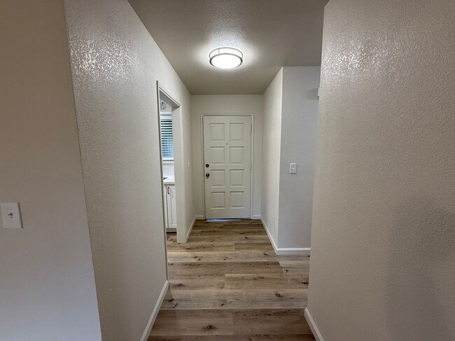 Foto del edificio - Fully remodeled single story located in La...