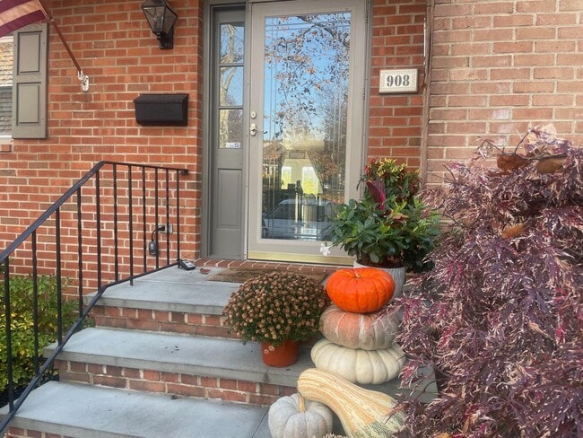 Building Photo - Lovely Townhome in Bancroft Village