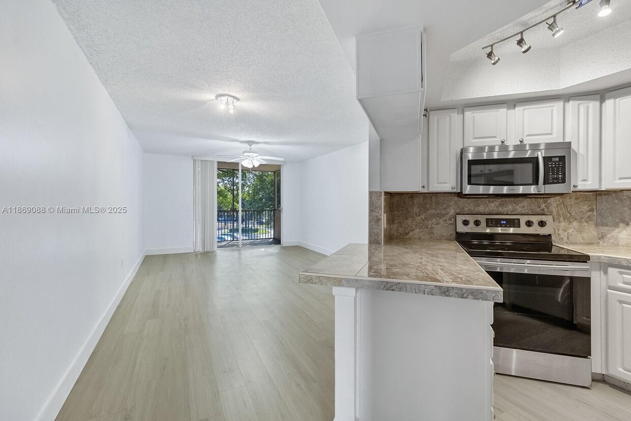 Foto principal - 8333 Lake Dr