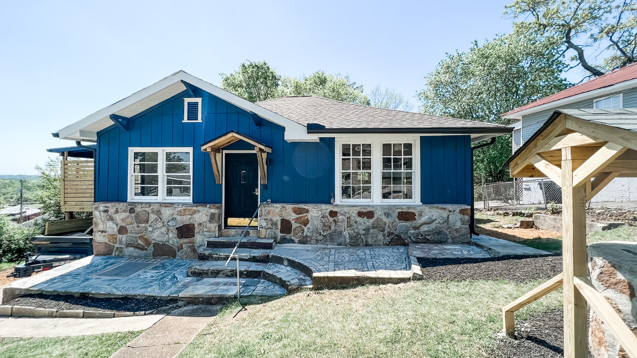 Foto principal - 3658 Crompton St