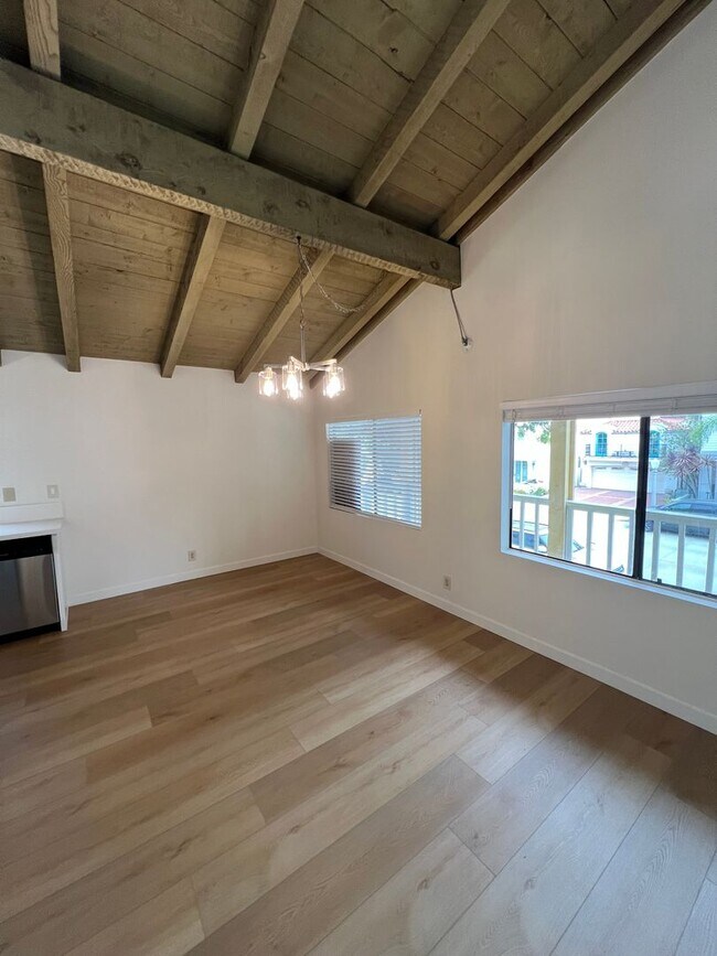 Building Photo - Beachside Living on Balboa Peninsula - Completely Renovated Upper Unit