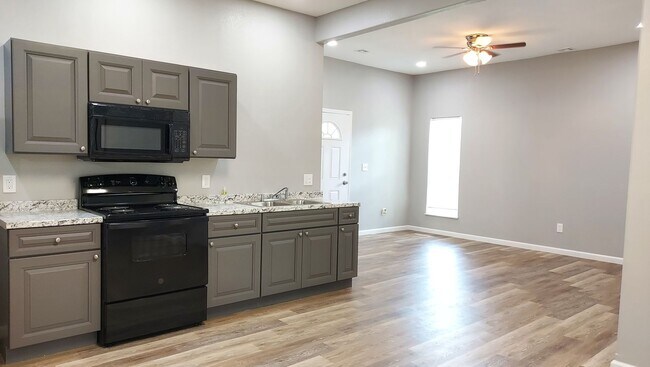 Foto del edificio - COMING SOON!!! GORGEOUS 3br home!