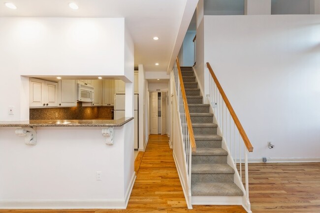 Building Photo - 515 Trinity Pl