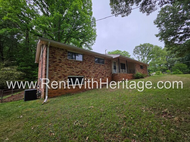 Foto del edificio - Gorgeous 4 Sided Brick Home/ Upgrades Galore/ Full Unfinished Basement