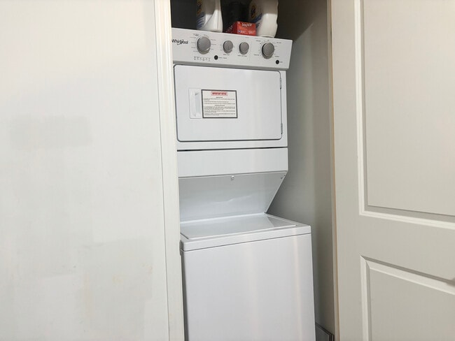 Photo du bâtiment - 1 BED - 1 BATH - MISSISSAUGA - CONDO