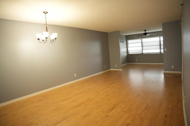 Foto del edificio - 4640 Lucerne Lakes Blvd W