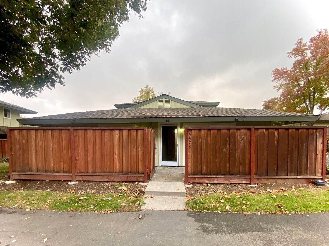 Foto principal - Charming 2-bedroom townhome in Fremont