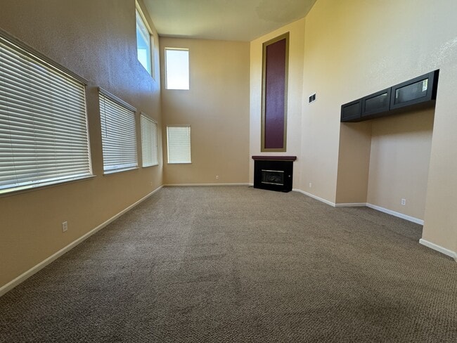 Building Photo - 361 Royal River Dr