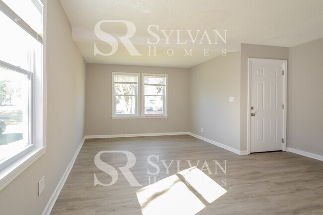 Building Photo - The living is easy in this lovely 2 bedroo...