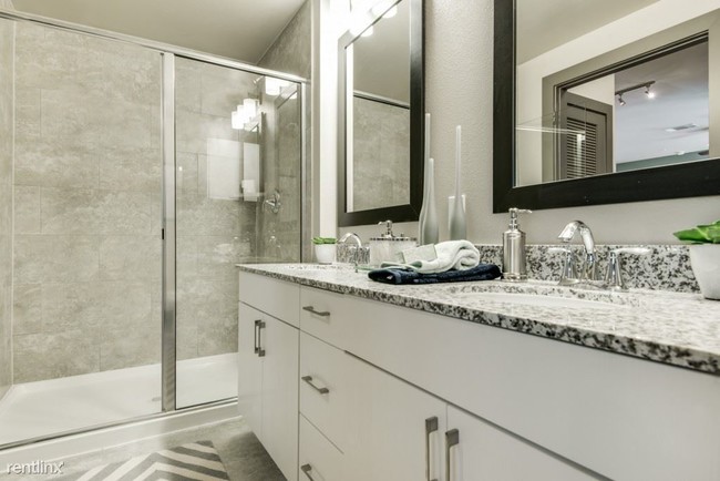 Building Photo - 1 br, 1 bath Apartment - 14781 Memorial Dr