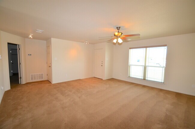 Building Photo - GREAT 3 BED/2 BATH HOME IN SKYLINE RIDGE- ...