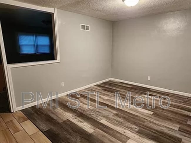 Building Photo - 9713 Dennis Dr